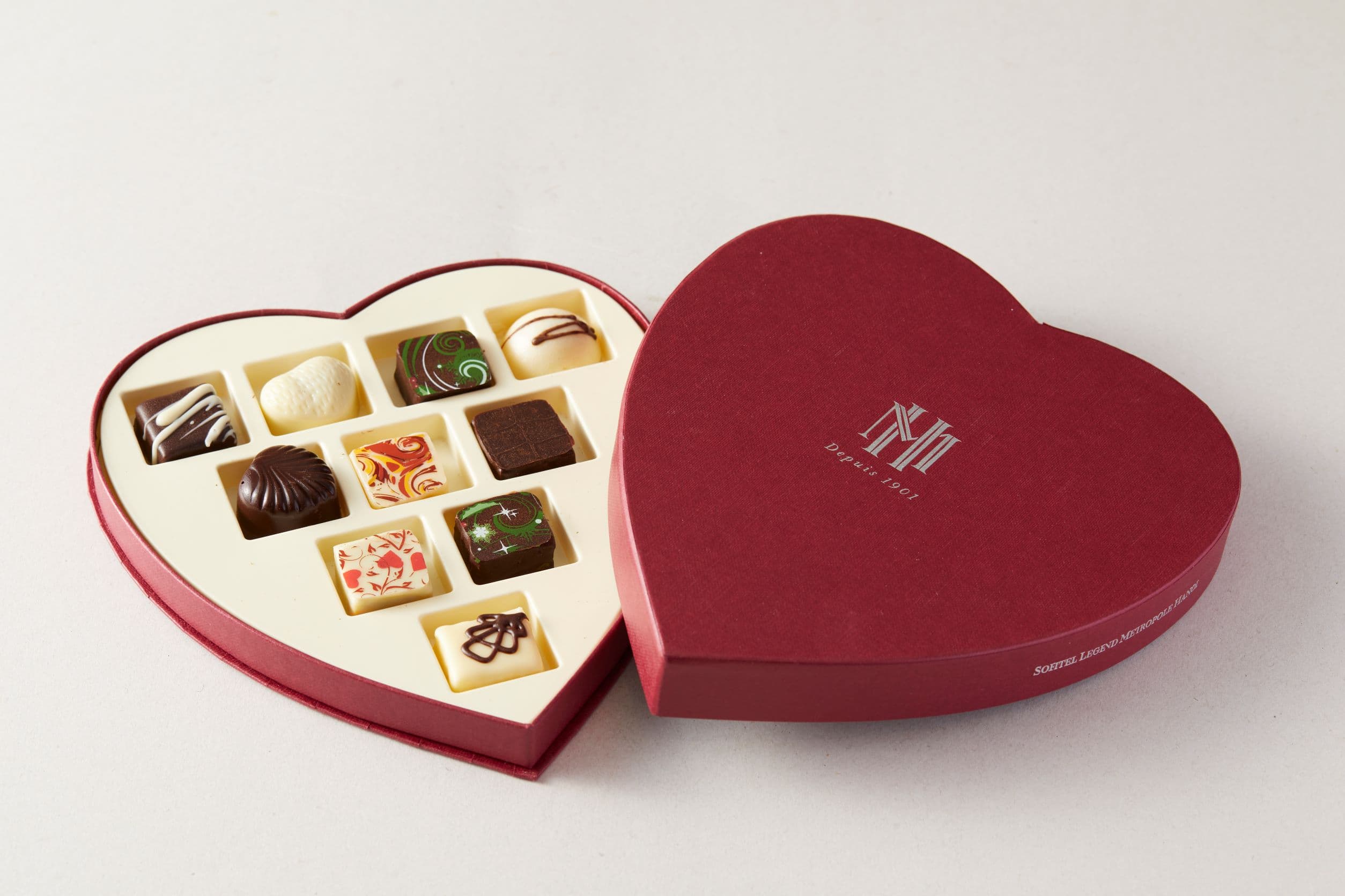 10-PIECE CHOCOLATE BOX (HEART SHAPED)